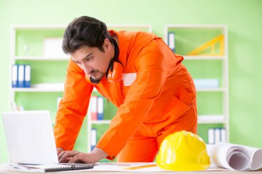 İnşaat denetçisi yeni bir proje planlıyor