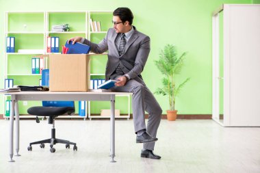 Erkek işçi işten çıkarıldıktan sonra eşyalarını topluyor.