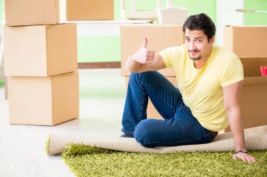 Genç ve yakışıklı bir adam yeni evine taşınıyor.