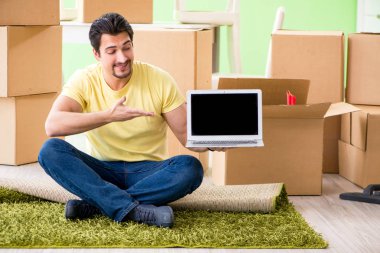 Genç ve yakışıklı bir adam yeni evine taşınıyor.