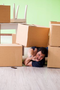 Kutuları taşıyan adam.