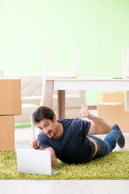 Kutuları taşıyan adam.