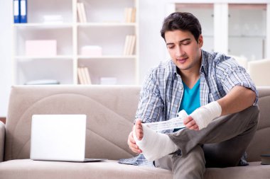 Evde yaralı genç bir öğrenci var.