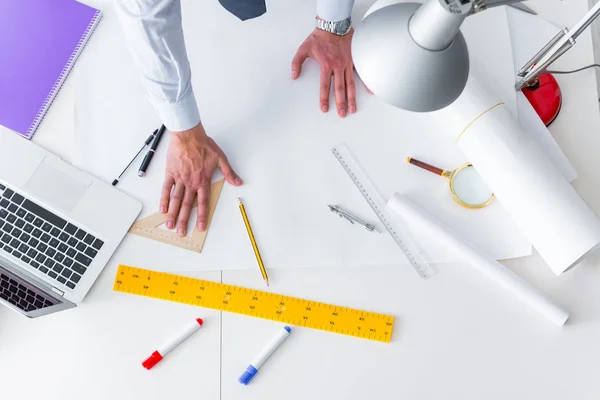 Ingeniero trabajando en nuevos dibujos de proyectos — Foto de Stock