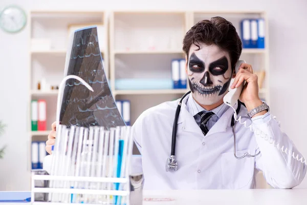 Médico monstro assustador trabalhando em laboratório — Fotografia de Stock