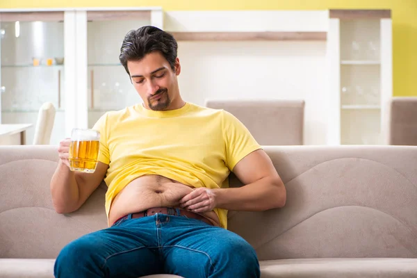 Hombre gordo obeso sosteniendo cerveza en concepto de dieta —  Fotos de Stock