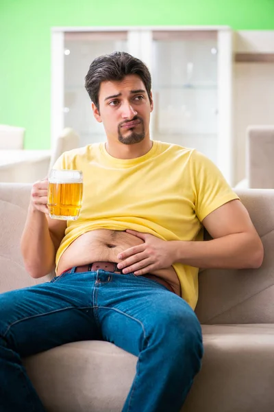 Grasso obeso uomo in possesso di birra nel concetto di dieta — Foto Stock