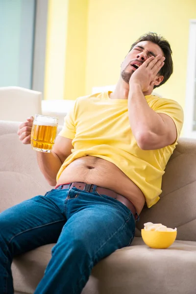 Dikke zwaarlijvige man met bier in dieetconcept — Stockfoto