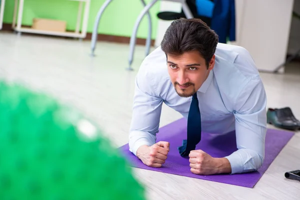 Employee doing exercises during break at work — Stock Photo, Image