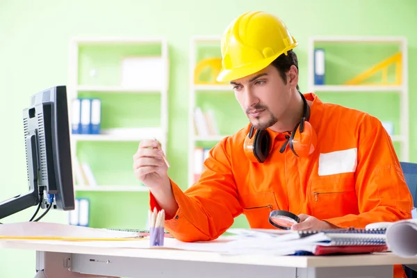 Supervisor da construção que planeia novo projecto no escritório — Fotografia de Stock