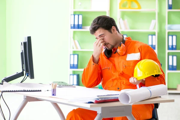 Supervisor da construção que planeia novo projecto no escritório — Fotografia de Stock