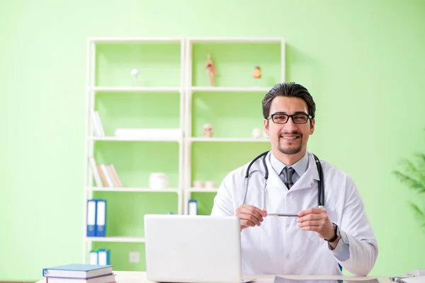 Arzt arbeitet im Krankenhaus — Stockfoto