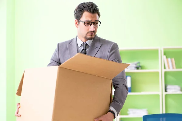 Homem empregado coletando suas coisas após a redundância — Fotografia de Stock