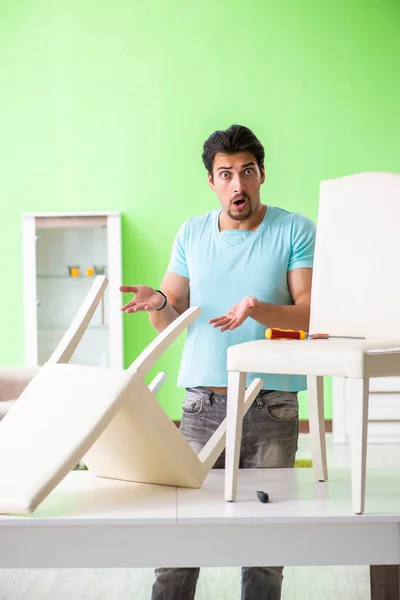 Homme réparer des meubles à la maison — Photo