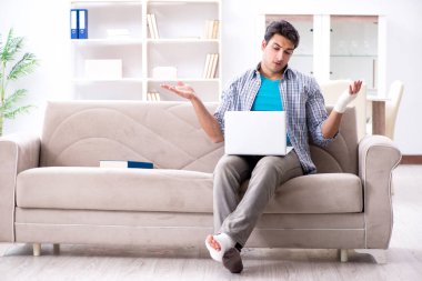 Evde yaralı genç bir öğrenci var.