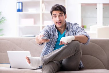 Evde yaralı genç bir öğrenci var.