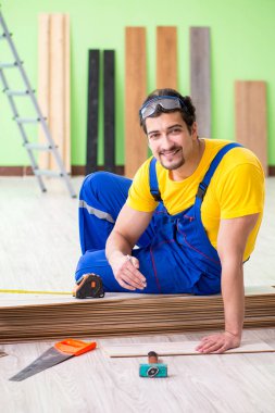 Profesyonel müteahhit evde döşeme döşemesi yapıyor.