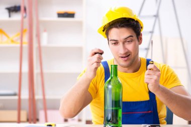 Atölyede çalışan sarhoş mühendis.