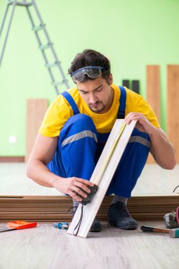 Profesyonel müteahhit evde döşeme döşemesi yapıyor.