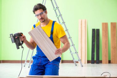 Profesyonel müteahhit evde döşeme döşemesi yapıyor.