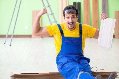 Profesyonel müteahhit evde döşeme döşemesi yapıyor.