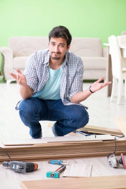 Evdeki döşemeleri döşeyen adam