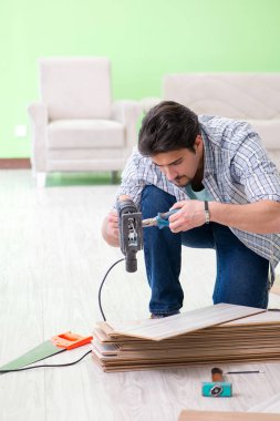 Evdeki döşemeleri döşeyen adam