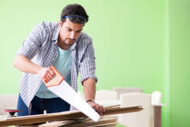 Atölyesinde çalışan marangoz.