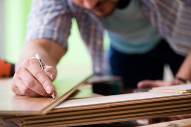 Atölyesinde çalışan marangoz.