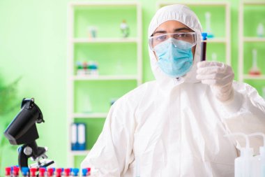 Laboratuvarda yeni bir deney üzerinde çalışan kimyager.