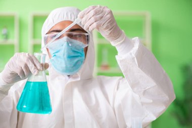 Laboratuvarda yeni bir deney üzerinde çalışan kimyager.