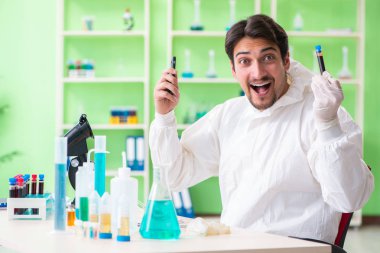 Laboratuvarda yeni bir deney üzerinde çalışan kimyager.