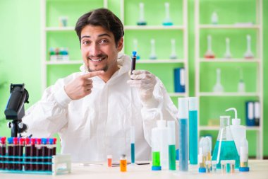 Laboratuvarda yeni bir deney üzerinde çalışan kimyager.