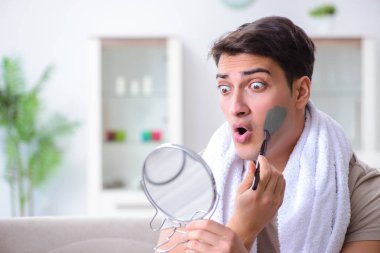 Yüzüne kilden maske takan yakışıklı