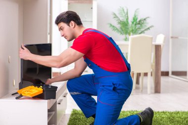 Profesyonel tamir mühendisi bozuk televizyonu tamir ediyor.