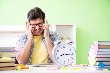 Üniversite sınavlarına hazırlanan öğrenci birçok çelişkili önyargıya sahip