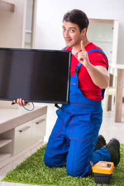 Profesyonel tamir mühendisi bozuk televizyonu tamir ediyor.