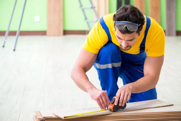 Profesyonel müteahhit evde döşeme döşemesi yapıyor.