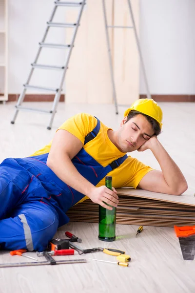 Reparador de piso bebiendo alcohol durante el descanso — Foto de Stock