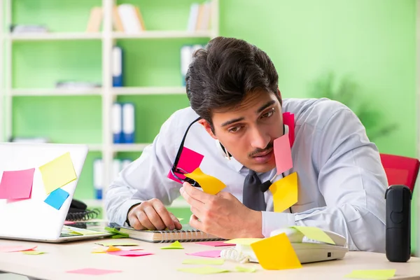 Jonge helpdesk operator werkt in functie met veel tegenstrijdige — Stockfoto