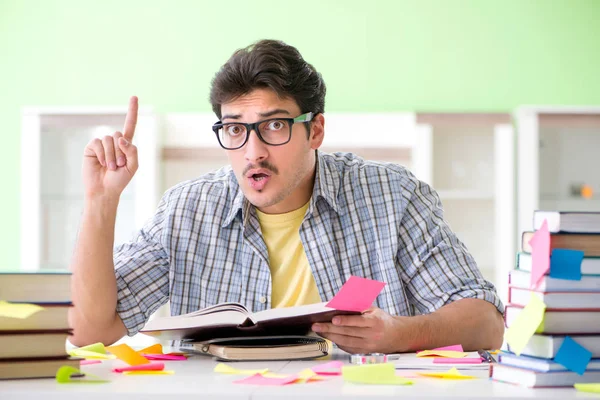 Estudante se preparando para exames universitários com muitos profissionais conflitantes — Fotografia de Stock