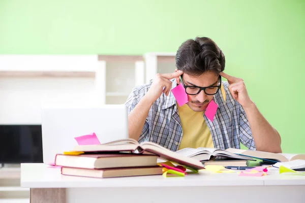 Student preparing for university exams with many conflicting pri — Stock Photo, Image