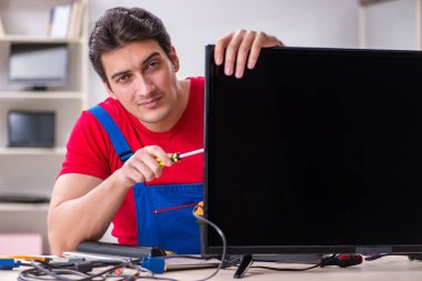 Profesyonel tamir mühendisi bozuk televizyonu tamir ediyor.
