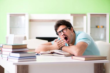 Evde üniversite sınavlarına hazırlanan öğrenci