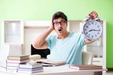 Evde üniversite sınavlarına hazırlanan öğrenci yöneticiler