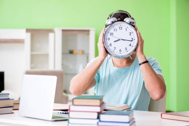 Evde üniversite sınavlarına hazırlanan öğrenci yöneticiler