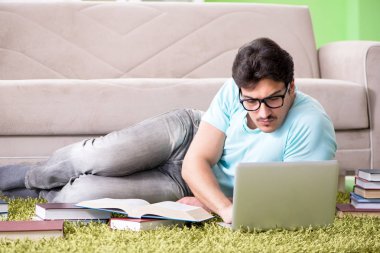 Evde üniversite sınavlarına hazırlanan öğrenci