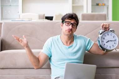 Evde üniversite sınavlarına hazırlanan öğrenci yöneticiler