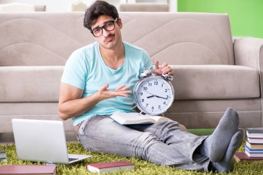 Evde üniversite sınavlarına hazırlanan öğrenci yöneticiler