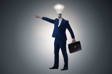 Parlak fikir kavramı ampul kafa ile işadamı